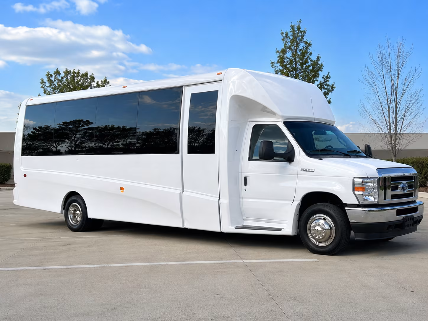 corporate airport transfer buses between gilroy and mineta san jose international