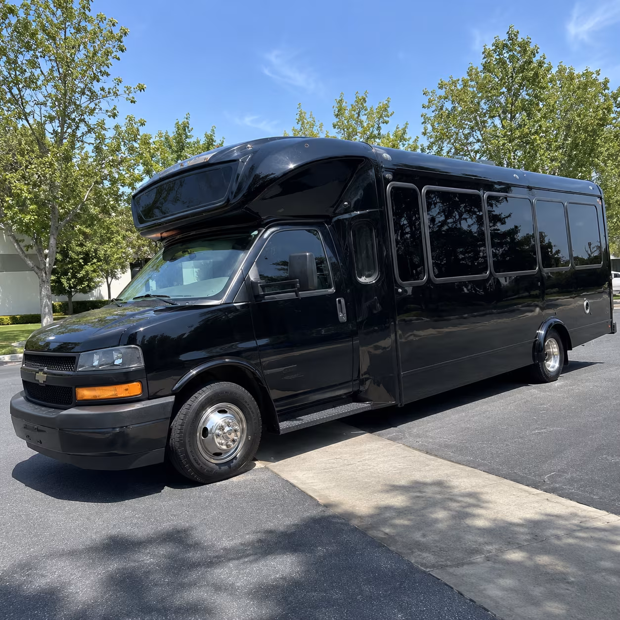 gilroy 15 passenger party bus