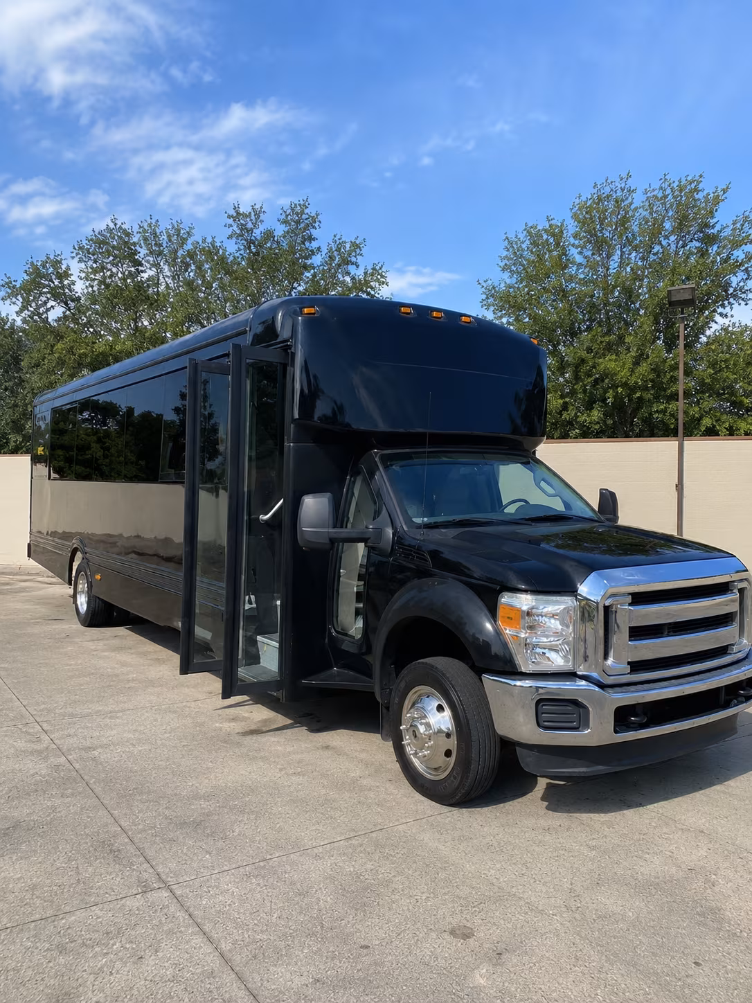 gilroy 20 passenger party bus