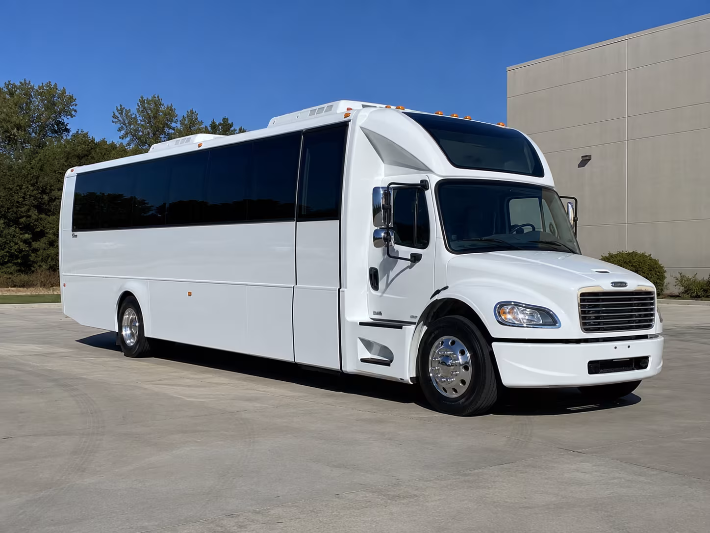 gilroy 28 passenger party bus